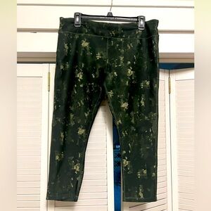 Women’s below the knee, athletic leggings. Good condition. Size XL Marik…